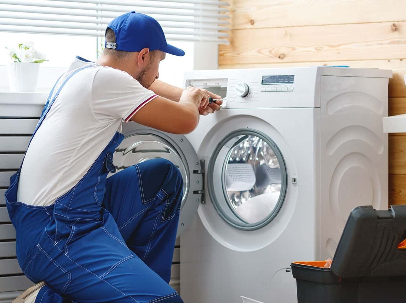 Técnico del servicio técnico Siemens reparando electrodoméstico en Cádiz